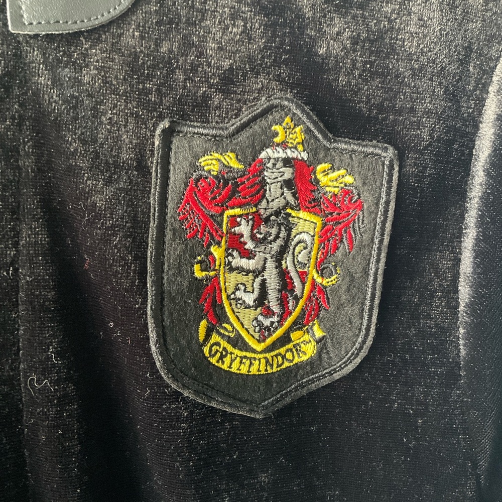 Kids Large (10-12) Black Hogwarts Crest Hooded Cloak - Picture 4 of 9